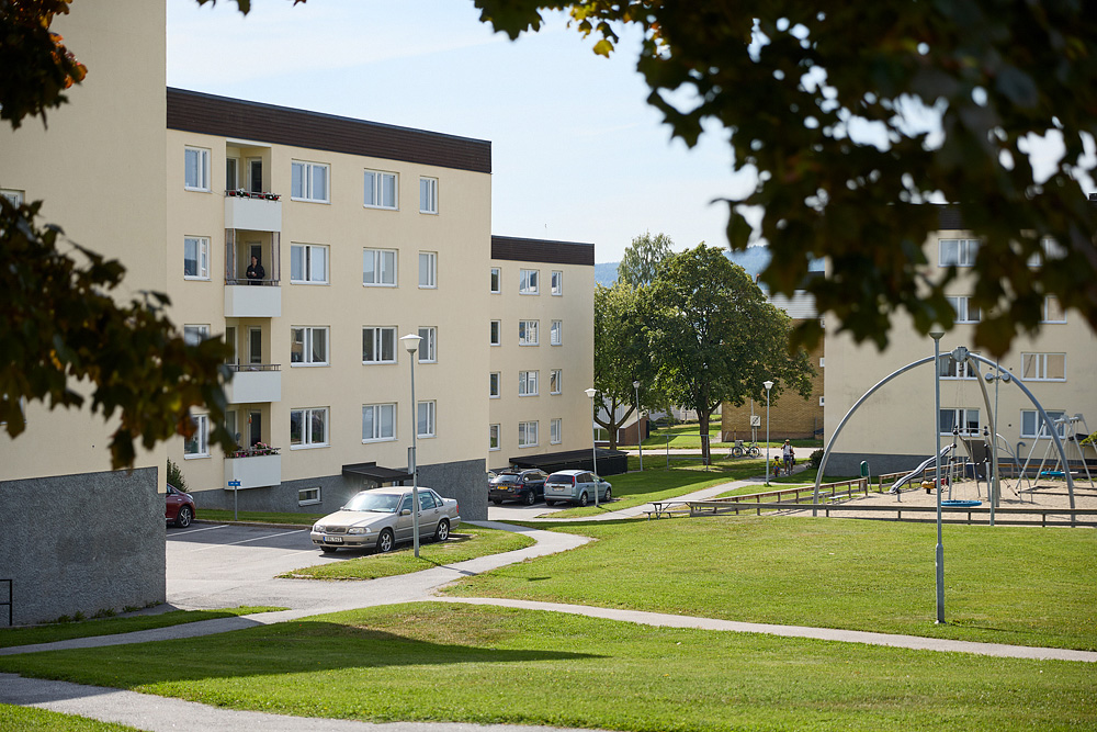 Bredvid hus i Skönsberg finns en stor lekplats och ett stort grönområde. Bild.